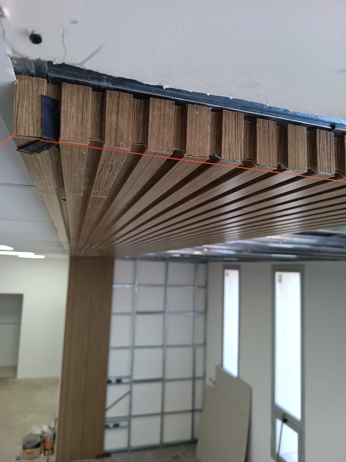 Detalle cercano de listones de revestimiento interior alineados