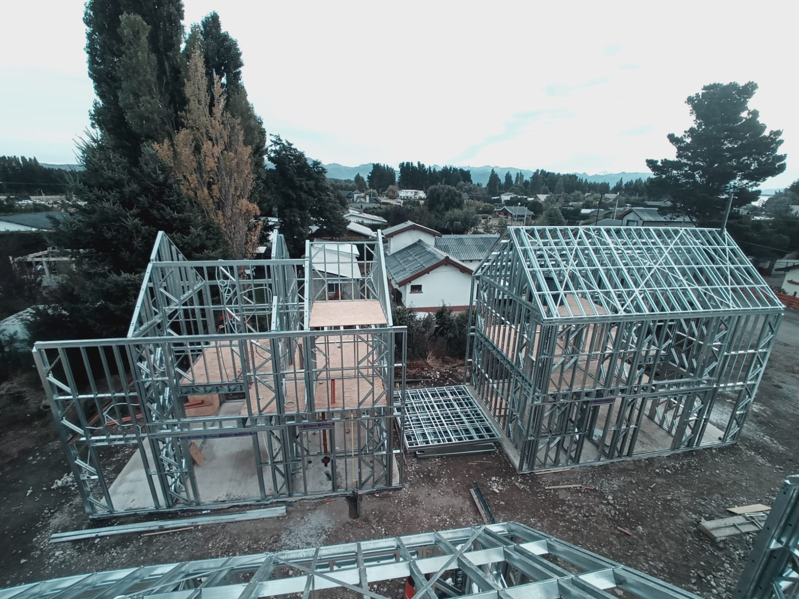 Primera etapa de obra con estructura metalica montada