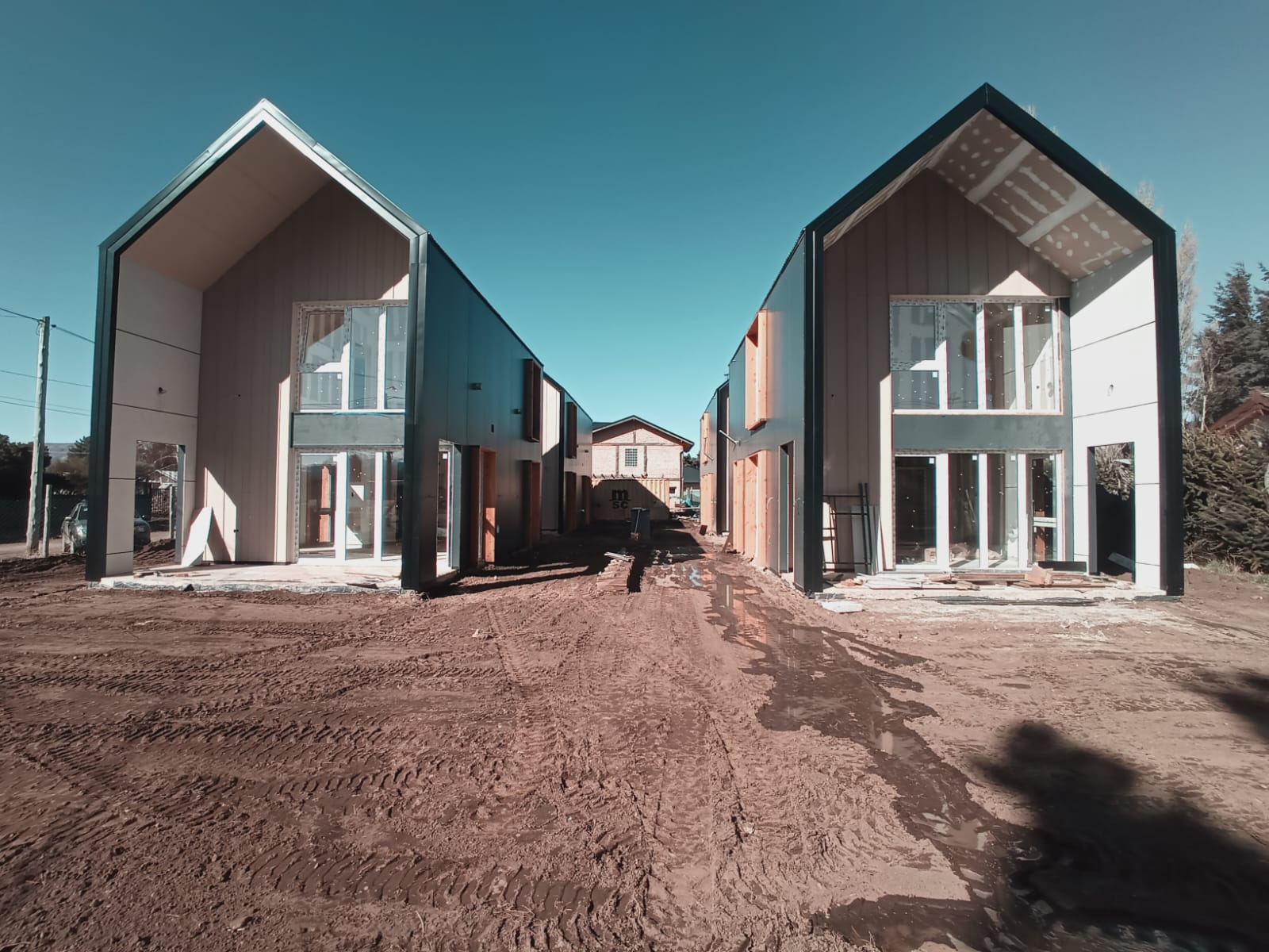 Tercera etapa de obra con fachadas y aberturas instaladas